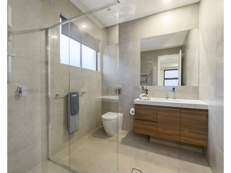 17 Knightsbridge Parade East, Sovereign Islands QLD 4216