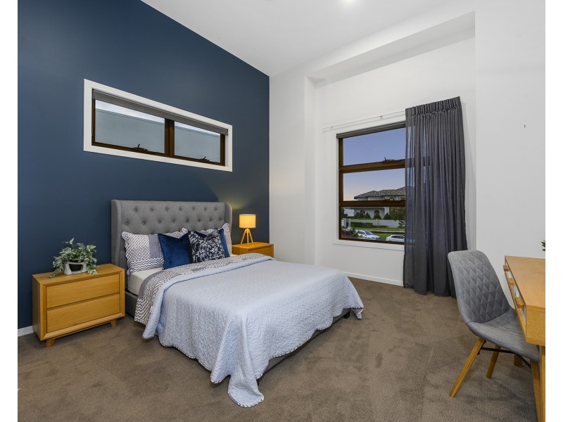 17 Knightsbridge Parade East, Sovereign Islands QLD 4216
