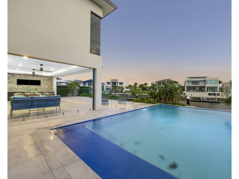 17 Knightsbridge Parade East, Sovereign Islands QLD 4216