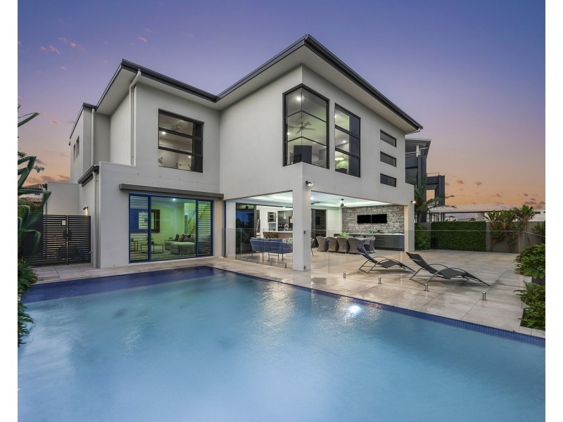17 Knightsbridge Parade East, Sovereign Islands QLD 4216