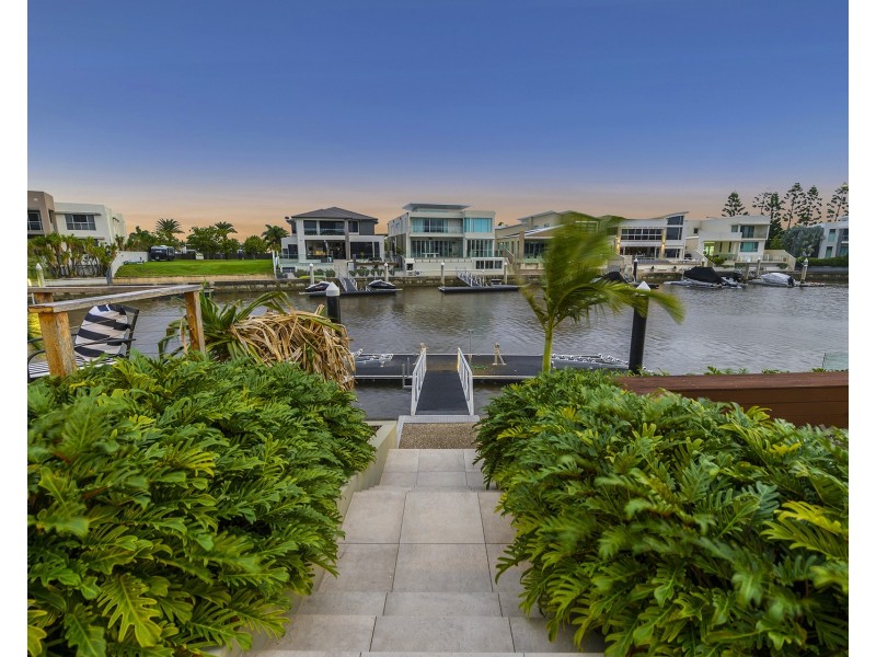 17 Knightsbridge Parade East, Sovereign Islands QLD 4216