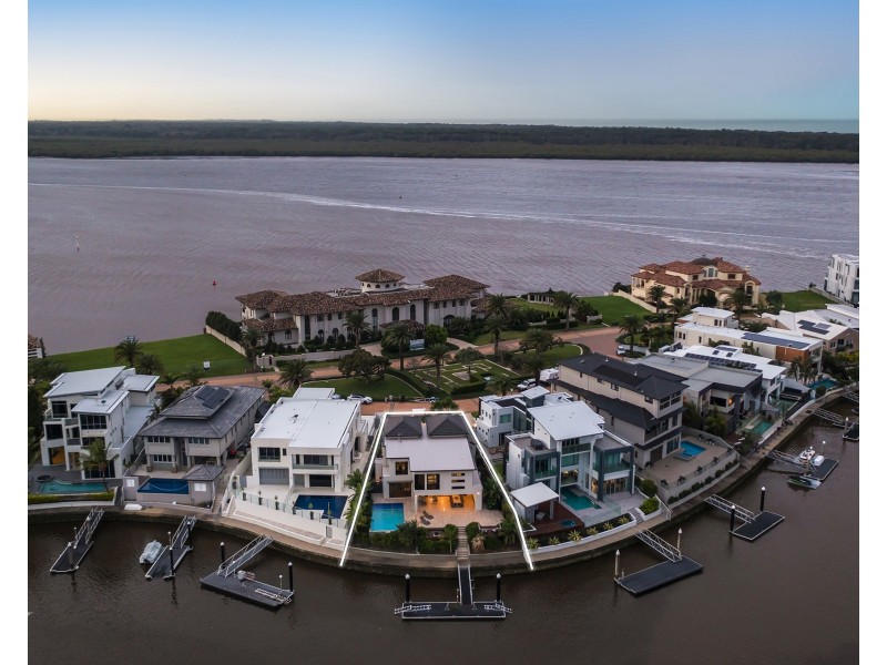 17 Knightsbridge Parade East, Sovereign Islands QLD 4216