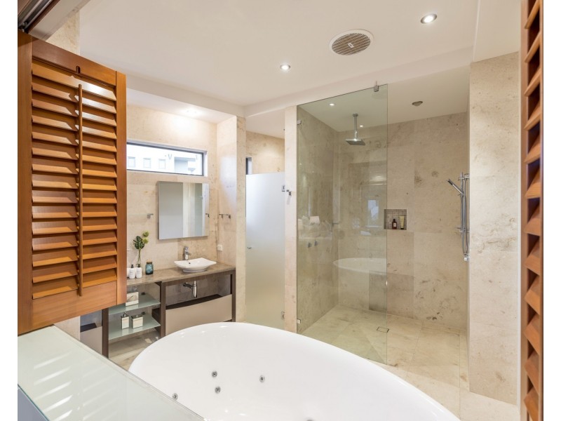 23 Knightsbridge Parade East, Sovereign Islands QLD 4216