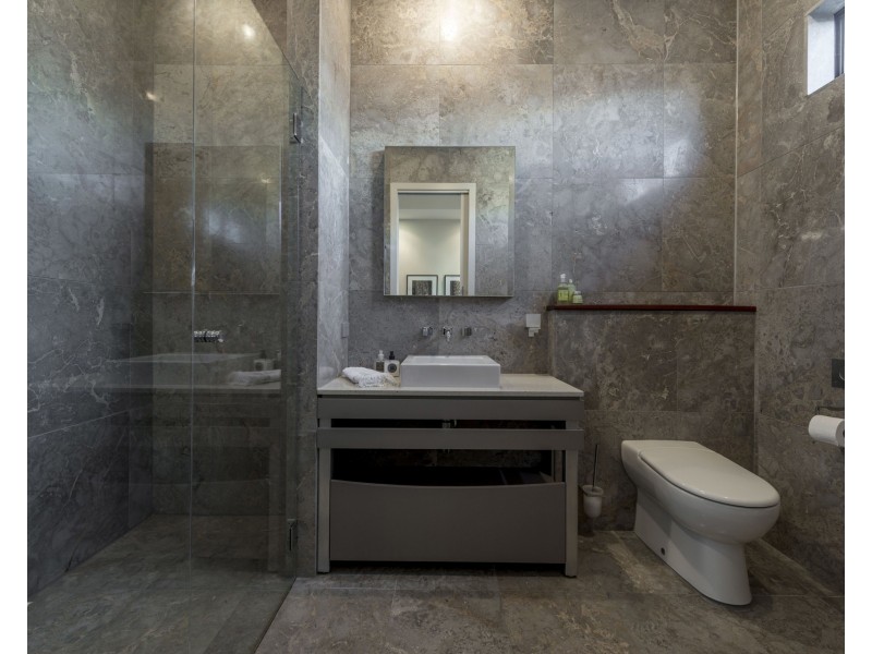 23 Knightsbridge Parade East, Sovereign Islands QLD 4216