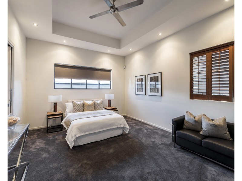 23 Knightsbridge Parade East, Sovereign Islands QLD 4216