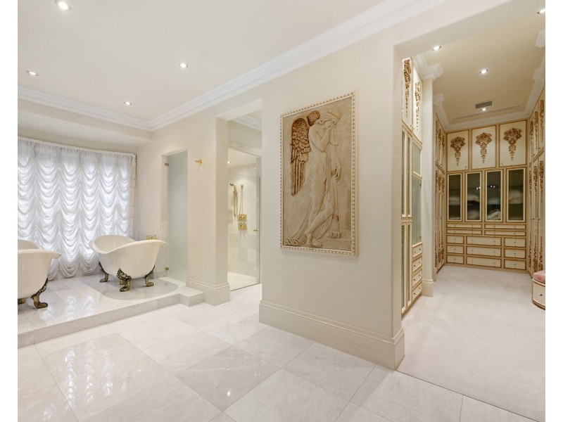 21 Queen Guineveres Place, Sovereign Islands QLD 4216