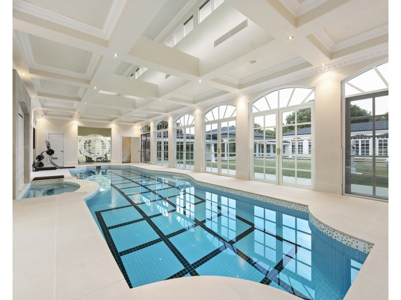 21 Queen Guineveres Place, Sovereign Islands QLD 4216