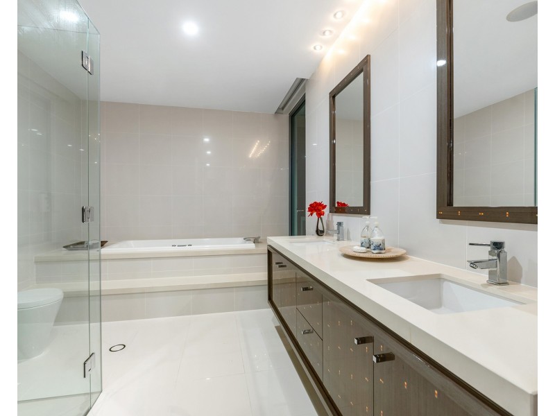 46-48 Royal Albert Crescent, Sovereign Islands QLD 4216