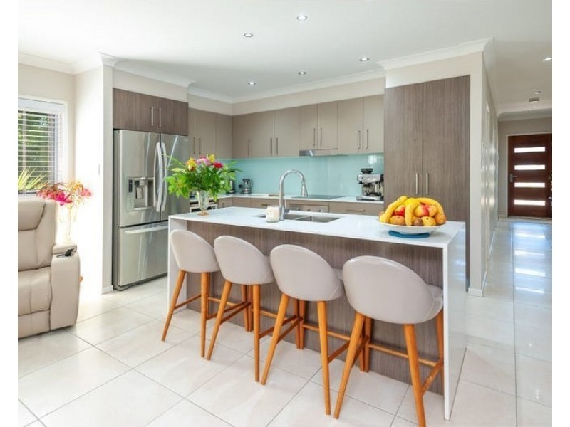 16 Azure Way, Hope Island QLD 4212