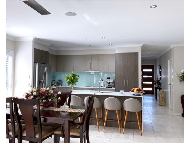 16 Azure Way, Hope Island QLD 4212