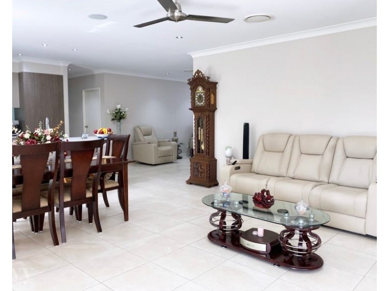 16 Azure Way, Hope Island QLD 4212