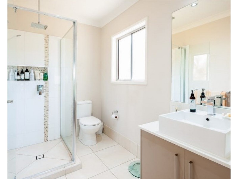 16 Azure Way, Hope Island QLD 4212