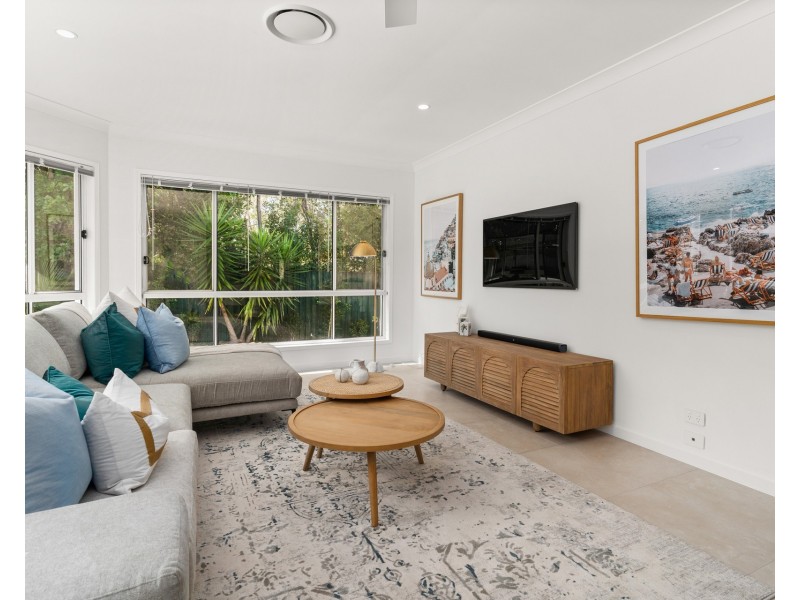 4 Herington Close, Arundel QLD 4214