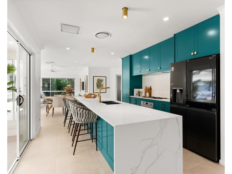 4 Herington Close, Arundel QLD 4214