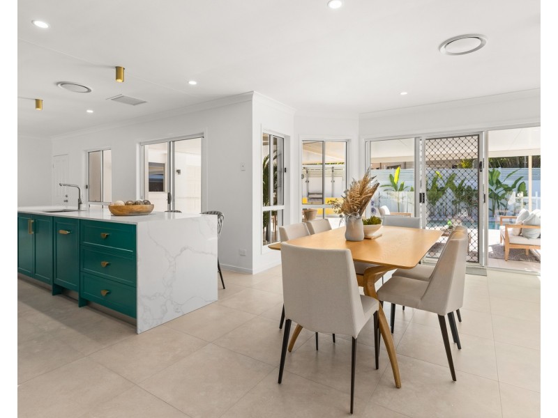 4 Herington Close, Arundel QLD 4214