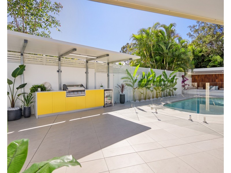 4 Herington Close, Arundel QLD 4214