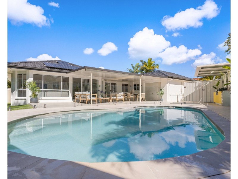 4 Herington Close, Arundel QLD 4214