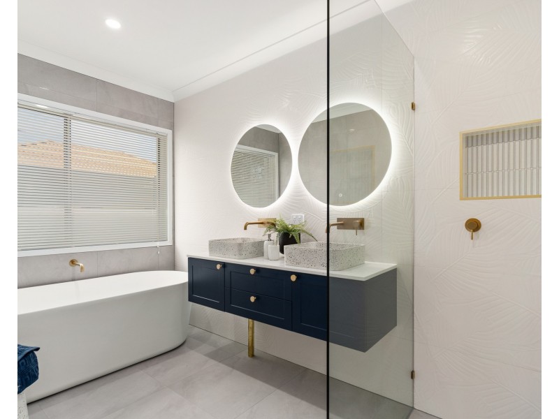 4 Herington Close, Arundel QLD 4214