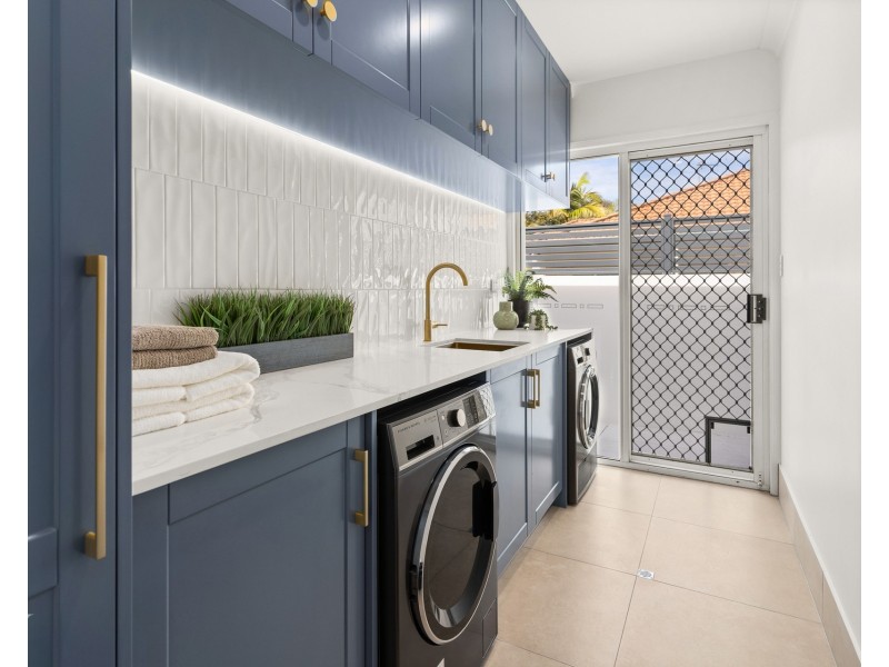 4 Herington Close, Arundel QLD 4214