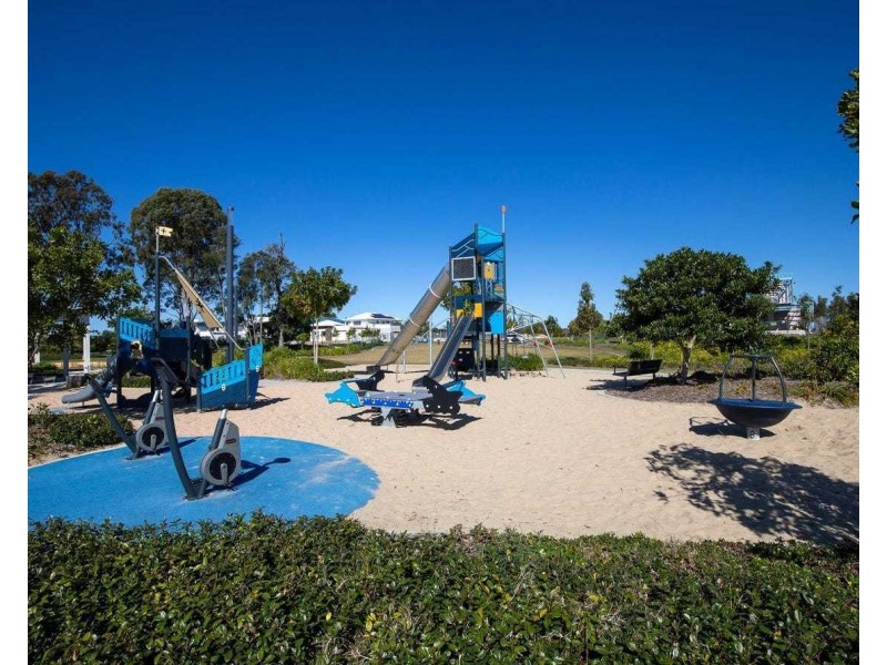 8 Lake Serenity Boulevard, Helensvale QLD 4212