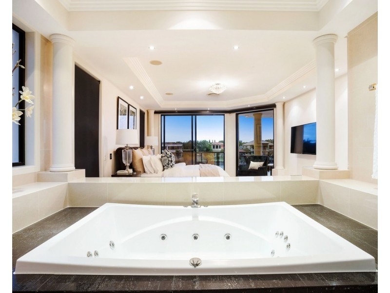 2615 Virginia Drive, Hope Island QLD 4212