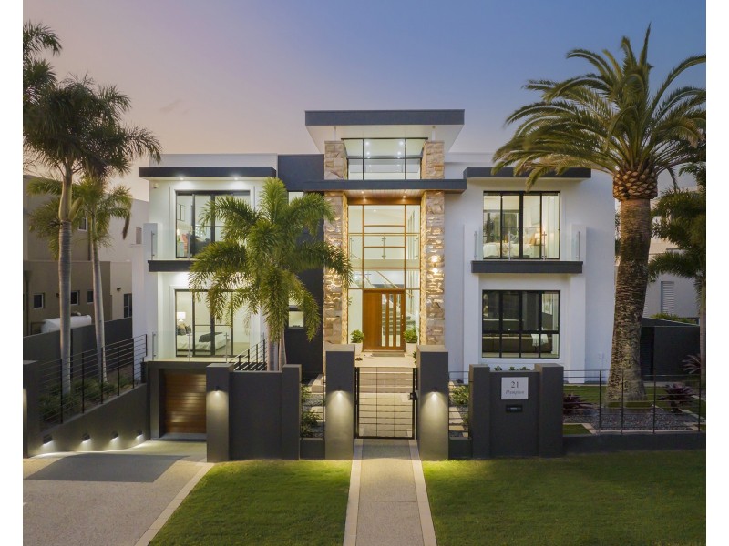 21 Hampton Court, Sovereign Islands QLD 4216