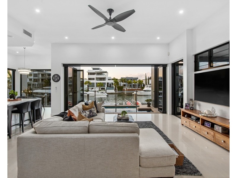 21 Hampton Court, Sovereign Islands QLD 4216