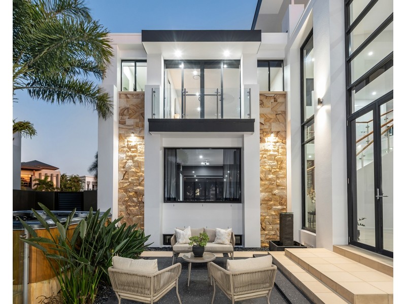 21 Hampton Court, Sovereign Islands QLD 4216