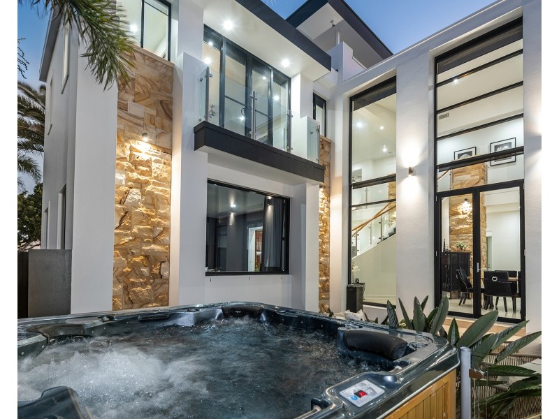 21 Hampton Court, Sovereign Islands QLD 4216