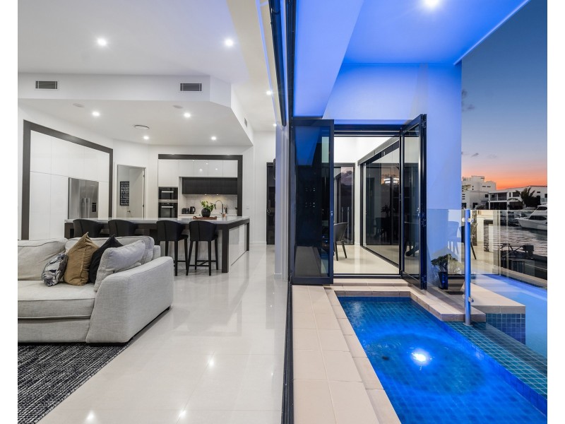 21 Hampton Court, Sovereign Islands QLD 4216