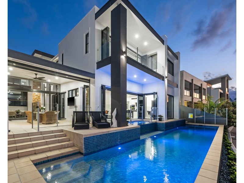 21 Hampton Court, Sovereign Islands QLD 4216
