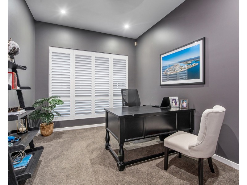 21 Hampton Court, Sovereign Islands QLD 4216