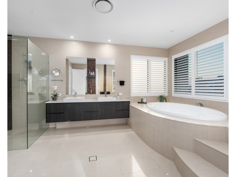 21 Hampton Court, Sovereign Islands QLD 4216