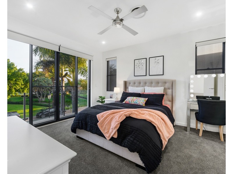 21 Hampton Court, Sovereign Islands QLD 4216