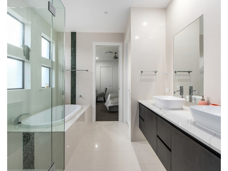21 Hampton Court, Sovereign Islands QLD 4216