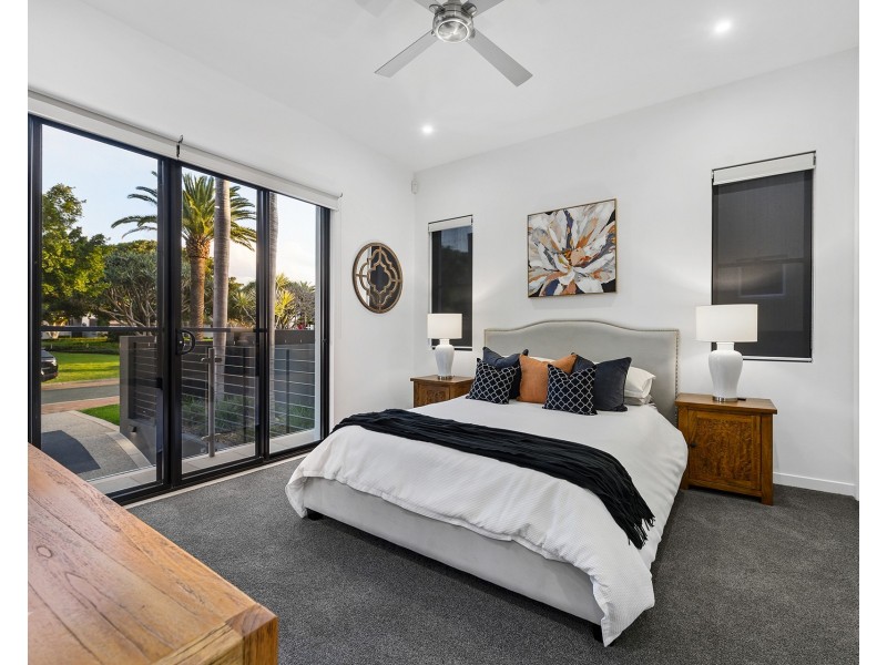 21 Hampton Court, Sovereign Islands QLD 4216