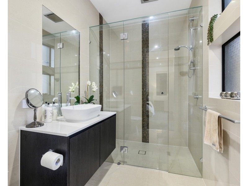 21 Hampton Court, Sovereign Islands QLD 4216
