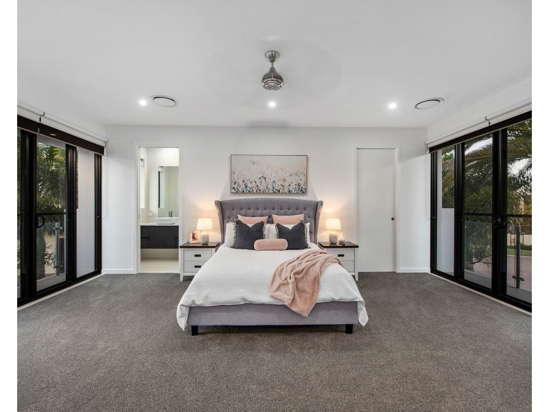 21 Hampton Court, Sovereign Islands QLD 4216