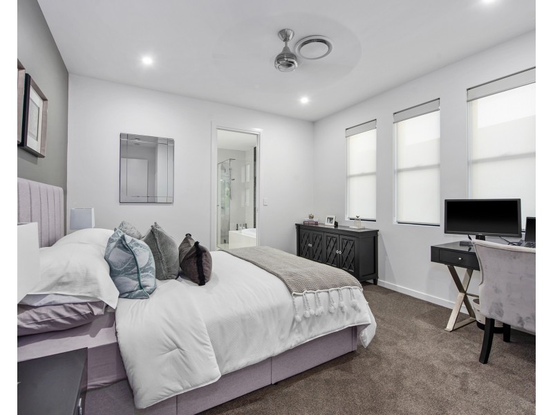 21 Hampton Court, Sovereign Islands QLD 4216