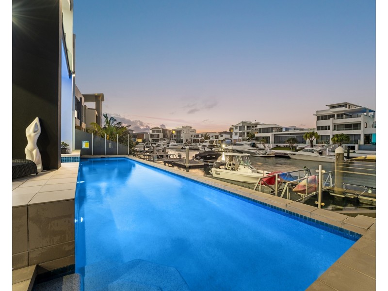 21 Hampton Court, Sovereign Islands QLD 4216