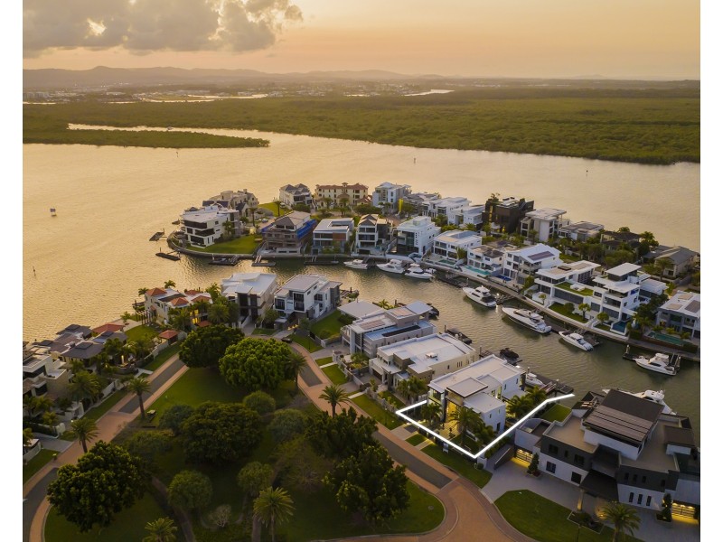 21 Hampton Court, Sovereign Islands QLD 4216