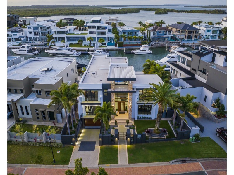 21 Hampton Court, Sovereign Islands QLD 4216