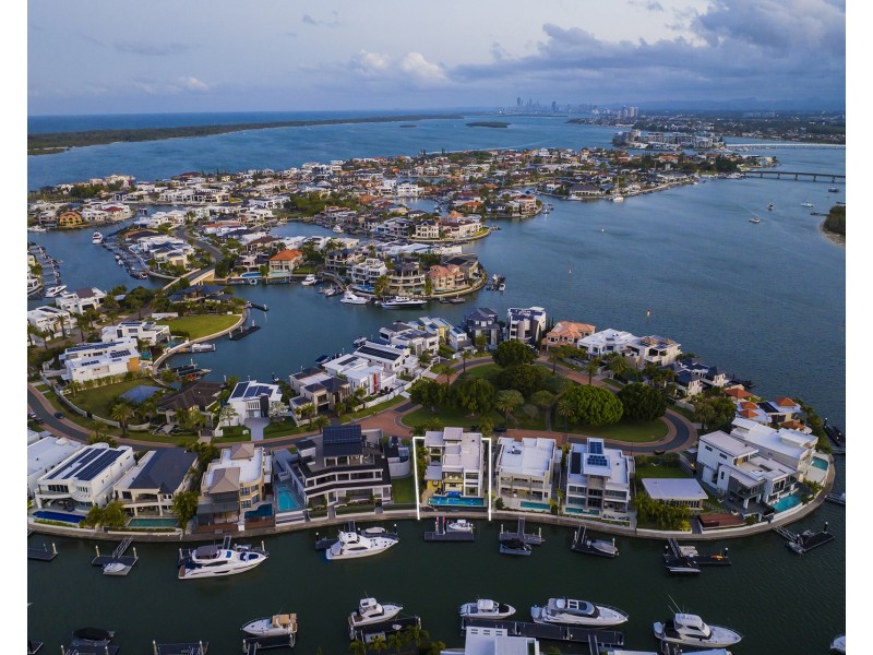 21 Hampton Court, Sovereign Islands QLD 4216