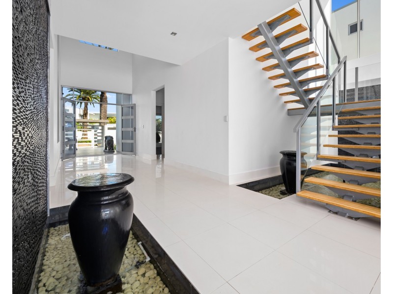 95 The Sovereign Mile, Sovereign Islands QLD 4216