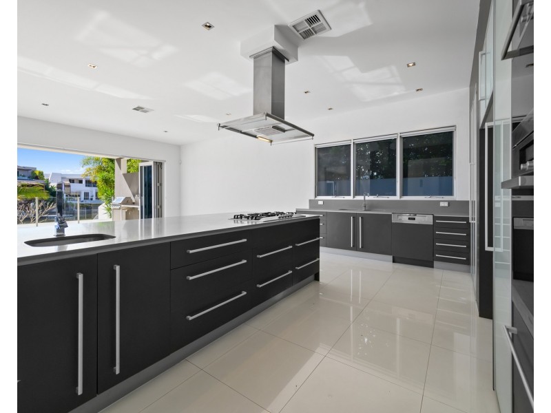 95 The Sovereign Mile, Sovereign Islands QLD 4216