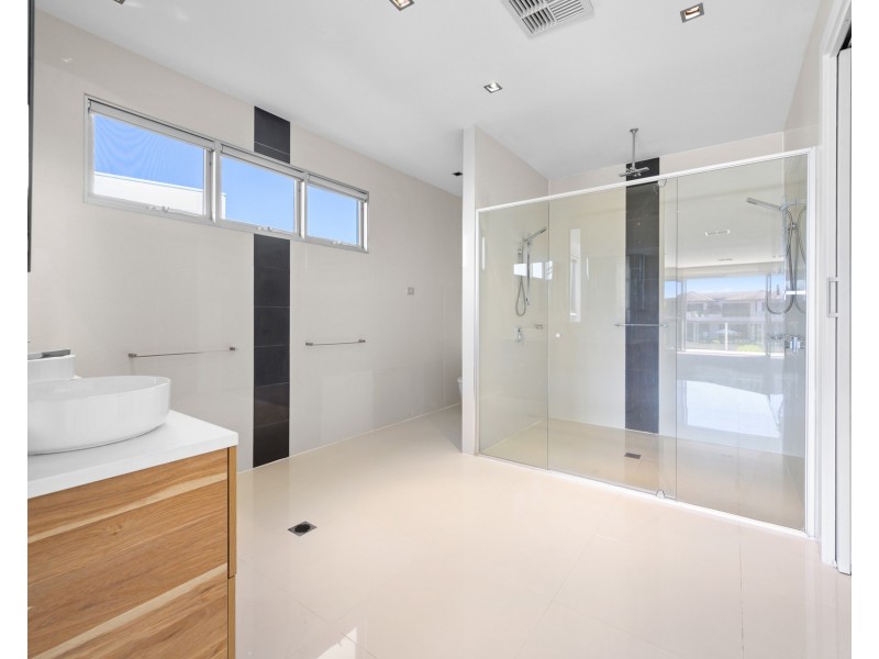 95 The Sovereign Mile, Sovereign Islands QLD 4216