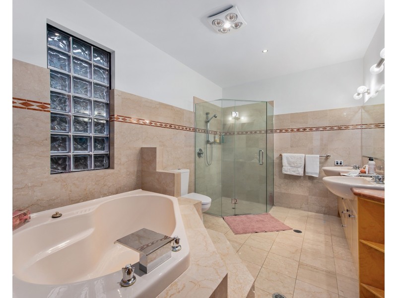 23 King Arthurs Court, Sovereign Islands QLD 4216