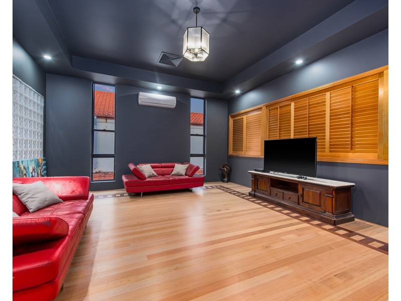 23 King Arthurs Court, Sovereign Islands QLD 4216