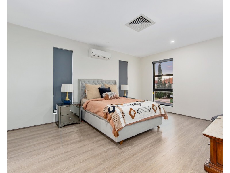 23 King Arthurs Court, Sovereign Islands QLD 4216