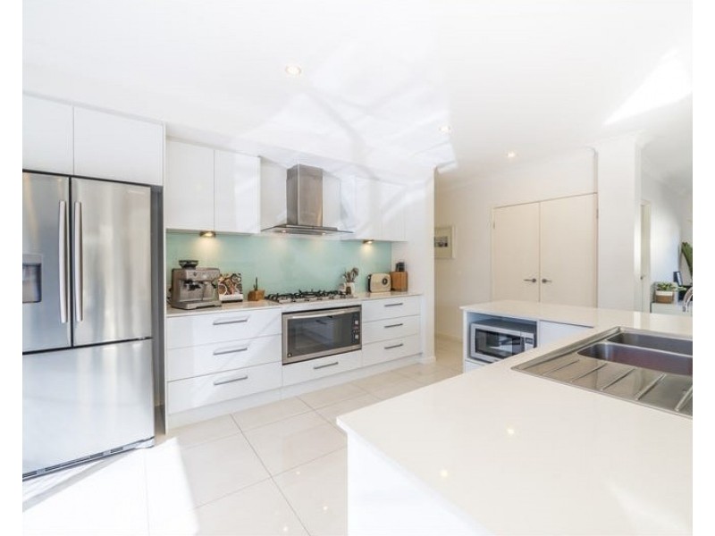 9 Mariner Avenue, Hope Island QLD 4212